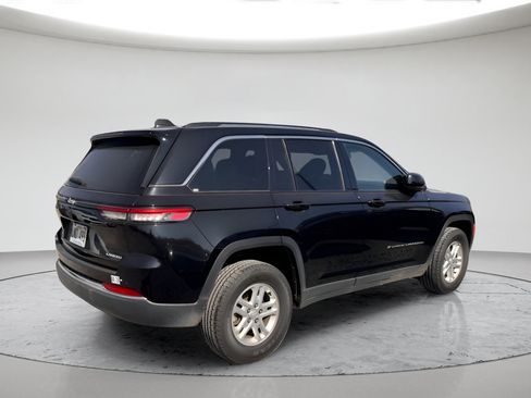 Used 2023 Jeep Grand Cherokee Laredo AWD/4WD image 3