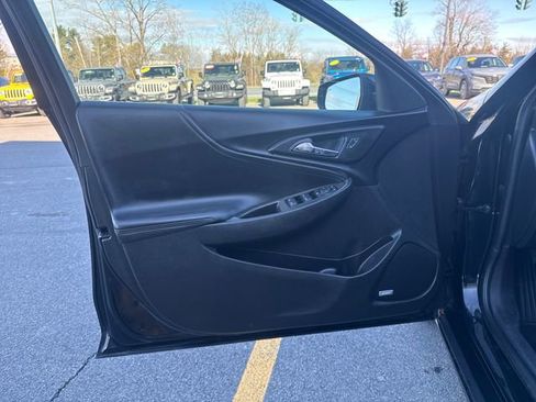 Used 2017 Chevrolet Malibu LT w/ Leather Package FWD image 9