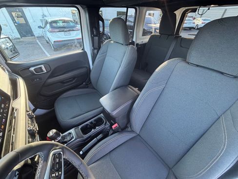 Used 2025 Jeep Wrangler Sahara image 35