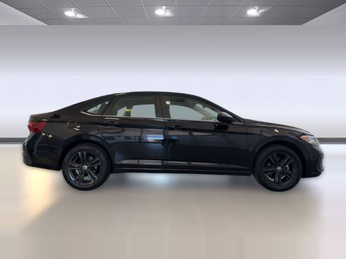 Used 2023 Volkswagen Jetta SE w/ Black Wheel Package image 8