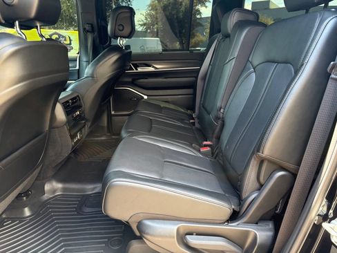 Used 2023 Jeep Wagoneer Series III w/ Convenience Group I AWD/4WD image 12