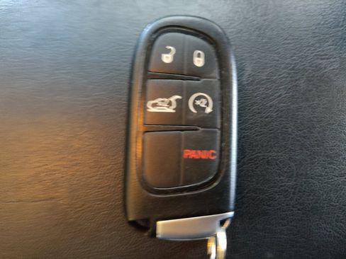 Used 2019 Jeep Cherokee Latitude Plus w/ Comfort/Convenience Group FWD image 32