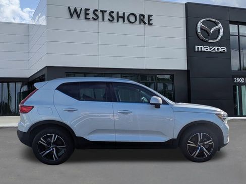 Used 2023 Volvo XC40 B5 Plus image 2
