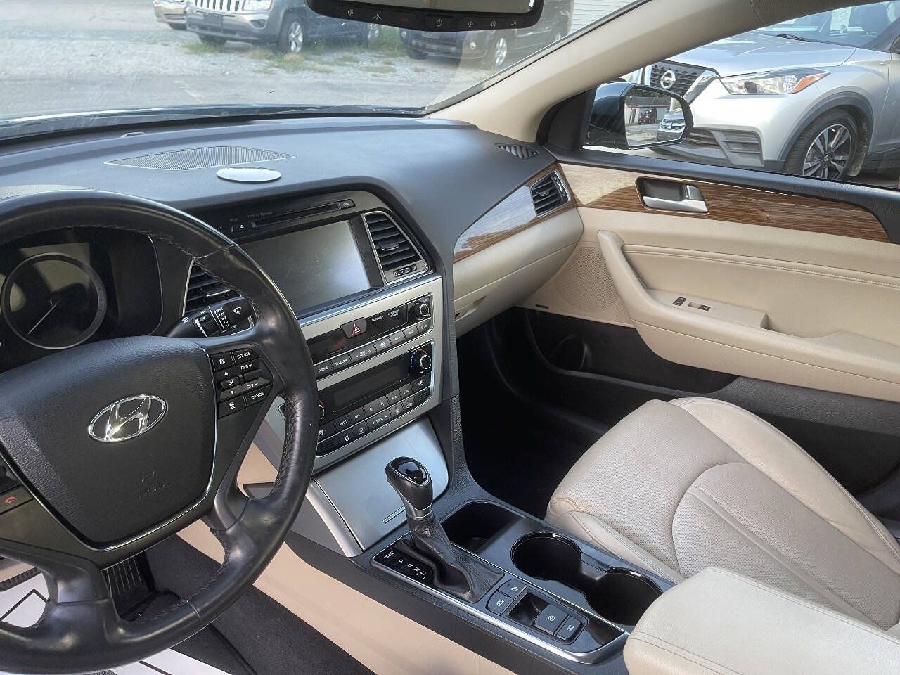 Used 2015 Hyundai Sonata Limited w/ Option Group 06 FWD image 13