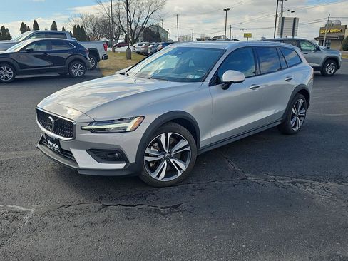 Used 2025 Volvo V60 B5 Cross Country Plus image 19