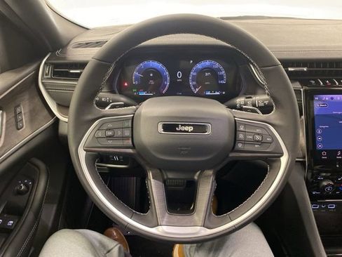 Used 2025 Jeep Grand Cherokee Limited image 18