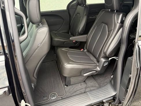 New 2027 Chrysler Pacifica Select w/ Family Tech Group AWD/4WD image 12