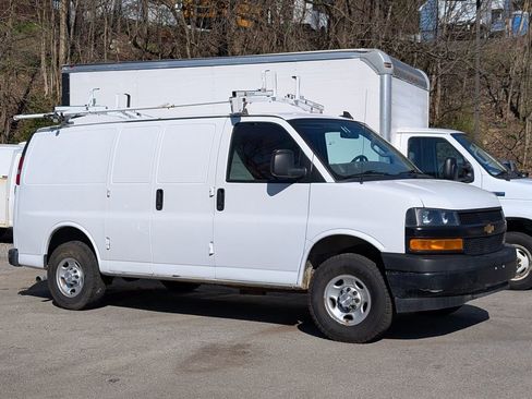Used 2019 Chevrolet Express 2500 w/ Driver Convenience Package RWD image 3