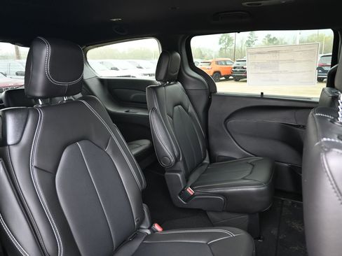 New 2026 Chrysler Pacifica Select image 24