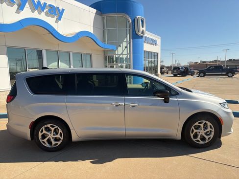 Used 2024 Chrysler Pacifica Limited FWD image 30