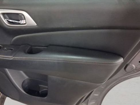 Used 2020 Nissan Pathfinder Platinum FWD image 18