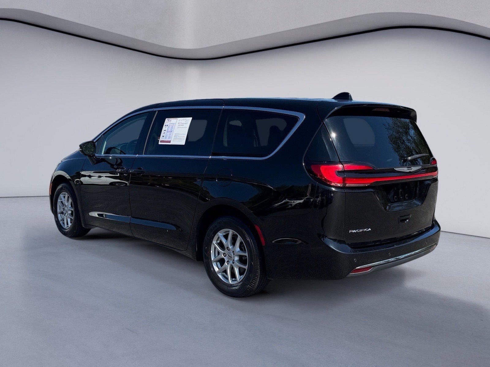 Used 2024 Chrysler Pacifica Touring-L FWD image 3