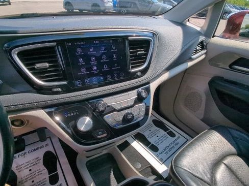 Used 2018 Chrysler Pacifica Limited FWD image 17