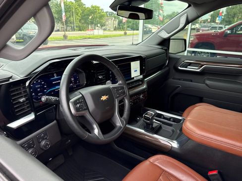 Used 2025 Chevrolet Silverado 1500 LT AWD/4WD image 10