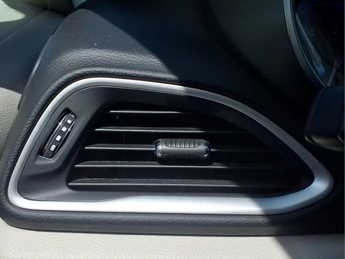 Used 2024 Chrysler Pacifica Touring-L FWD image 19