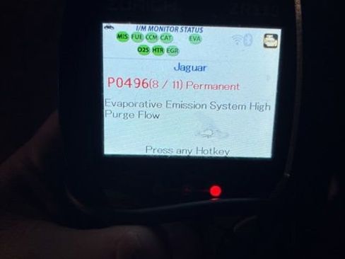 Used 2017 Jaguar F-PACE Premium image 28