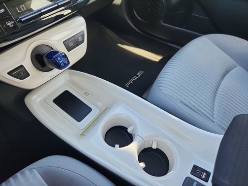 Used 2018 Toyota Prius Three image 22