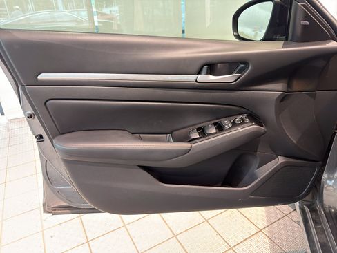 Used 2024 Nissan Altima 2.5 SR w/ SR Premium Package FWD image 13