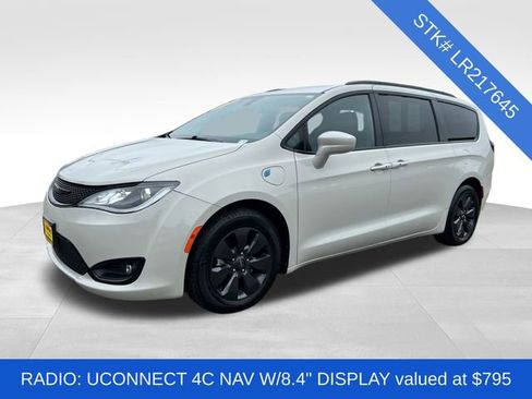 Used 2020 Chrysler Pacifica Touring-L w/ S Appearance Package image 3