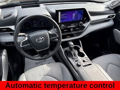 Used 2024 Toyota Highlander Platinum image 17