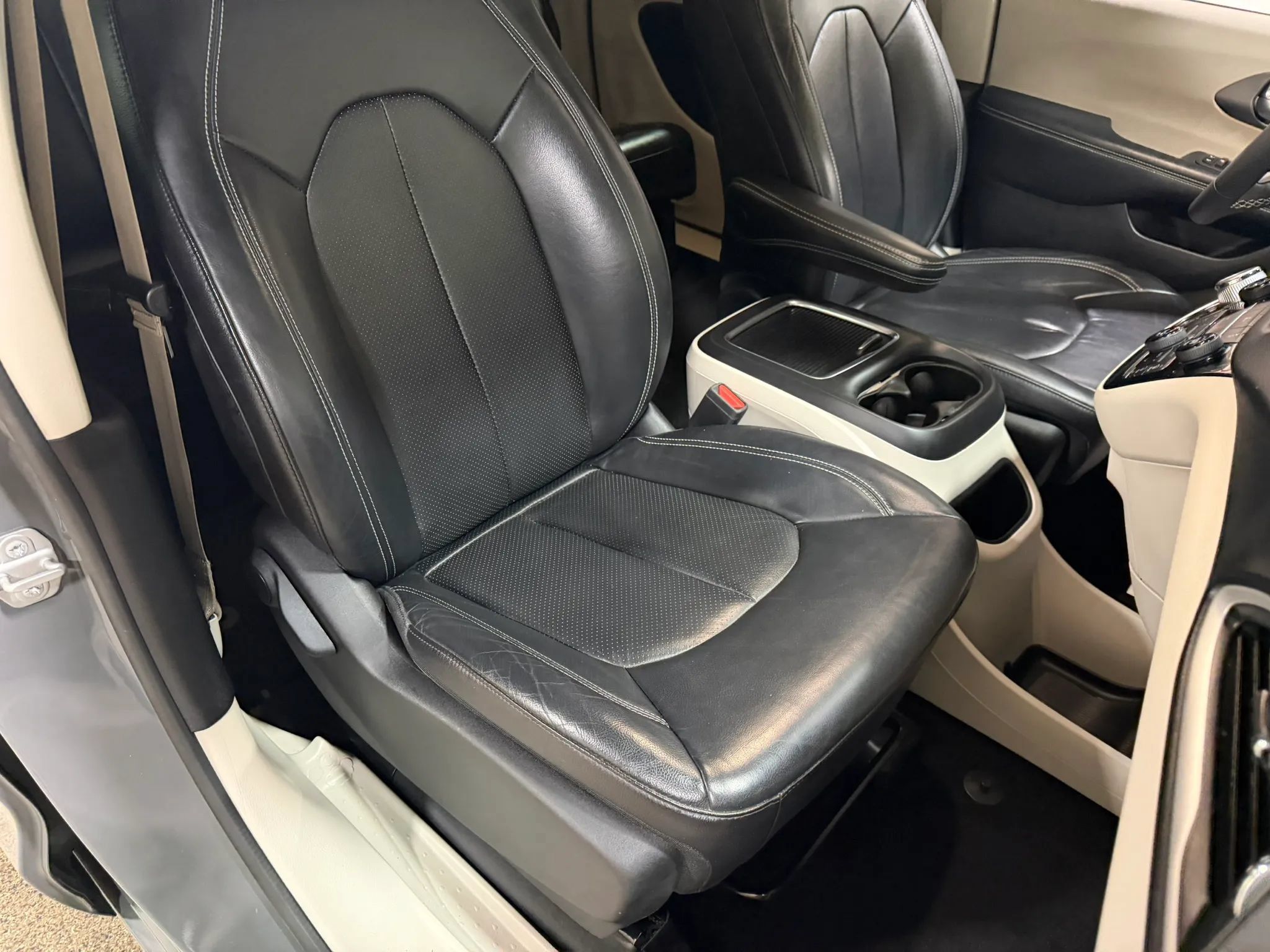 Used 2022 Chrysler Pacifica Touring-L FWD image 34