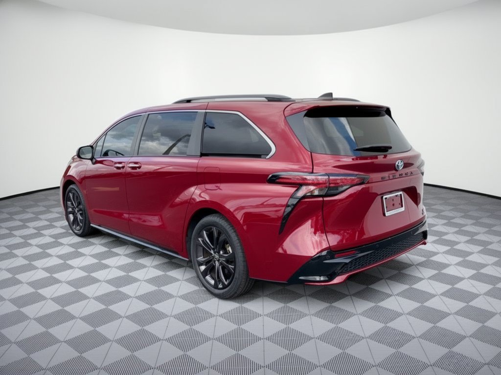 Used 2024 Toyota Sienna XSE FWD image 3