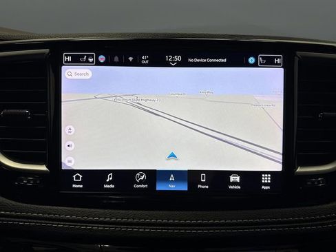 Used 2025 Chrysler Pacifica Limited image 10