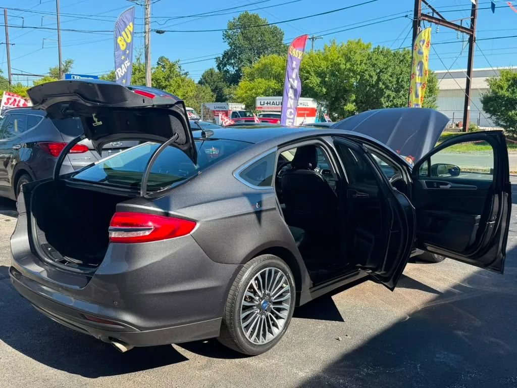 Used 2018 Ford Fusion SE w/ Fusion SE Technology Package FWD image 18