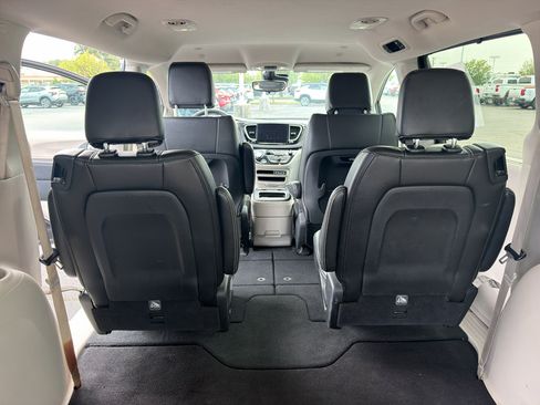 Used 2024 Chrysler Pacifica Touring-L FWD image 11