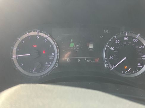 Used 2024 Toyota Highlander LE FWD image 9
