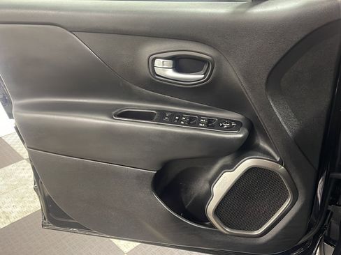 Used 2019 Jeep Renegade Limited w/ UConnect 8.4 Nav Group AWD/4WD image 12