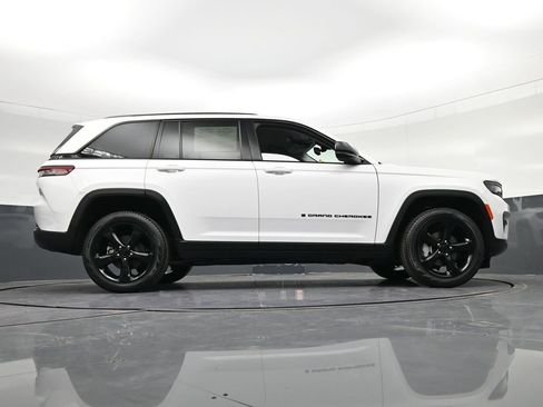 Used 2024 Jeep Grand Cherokee Limited w/ Black Appearance Package AWD/4WD image 35