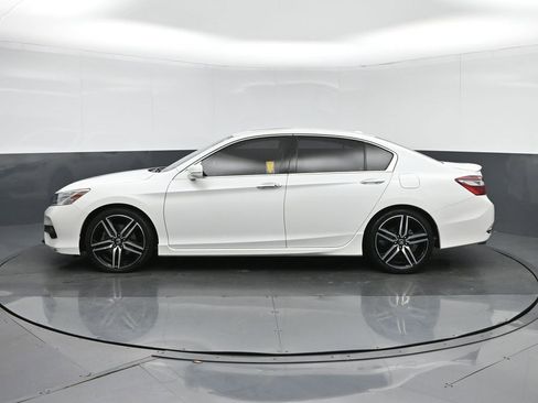 Used 2017 Honda Accord Touring image 4