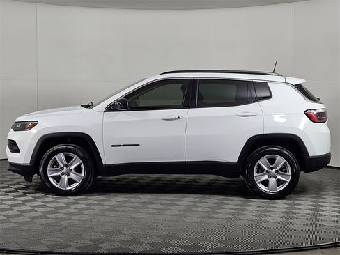 Used 2022 Jeep Compass Latitude image 3