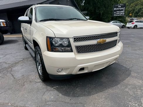 Used 2013 Chevrolet Avalanche LTZ AWD/4WD image 13