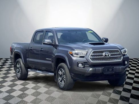 Used 2016 Toyota Tacoma TRD Off-Road AWD/4WD image 4