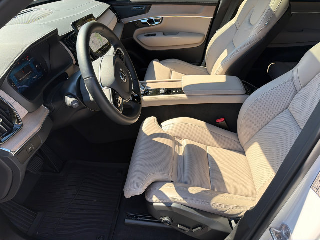 Used 2025 Volvo XC90 B6 Ultra AWD/4WD image 11