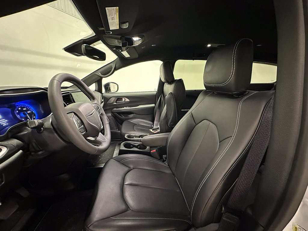 Used 2025 Chrysler Pacifica Select FWD image 18