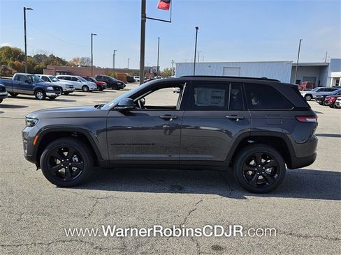 New 2025 Jeep Grand Cherokee Altitude image 4