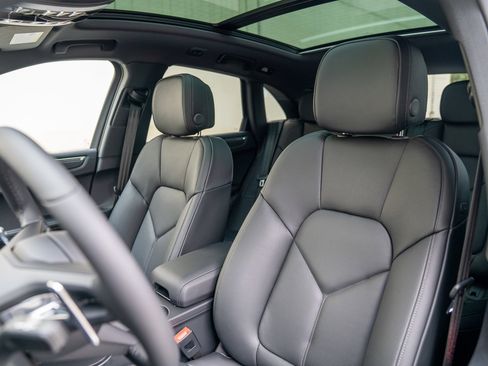 Certified 2026 Porsche Macan AWD/4WD image 5