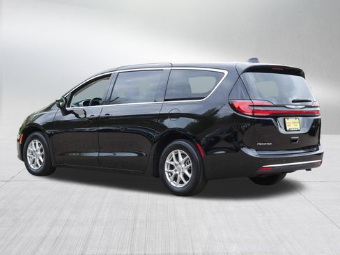 Used 2024 Chrysler Pacifica Touring-L FWD image 5