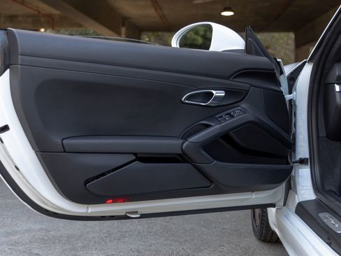 Certified 2018 Porsche 718 Cayman RWD image 22