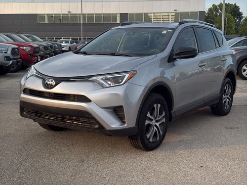 Used 2018 Toyota RAV4 LE FWD image 2