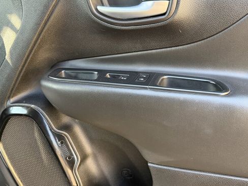 Used 2016 Jeep Renegade Latitude AWD/4WD image 6