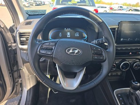 Used 2025 Hyundai Venue SEL FWD image 5