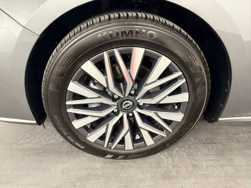 Used 2025 Nissan Altima 2.5 SV FWD image 12