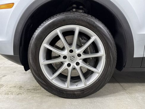 Certified 2023 Porsche Cayenne Platinum Edition image 13