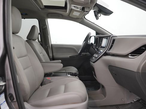 Used 2018 Toyota Sienna XLE image 12