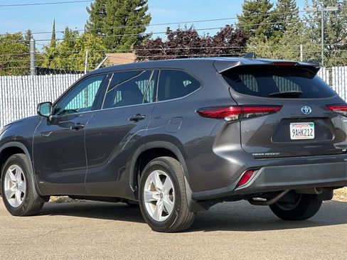 Used 2022 Toyota Highlander LE AWD/4WD image 5
