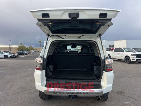 Used 2020 Toyota 4Runner TRD Off-Road Premium AWD/4WD image 17